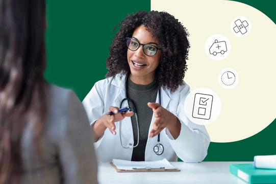 Ärztin im Gespräch mit einer Patientin Schulterblick bei einer Arztpraxis: „Die ePA ist unerlässlich“