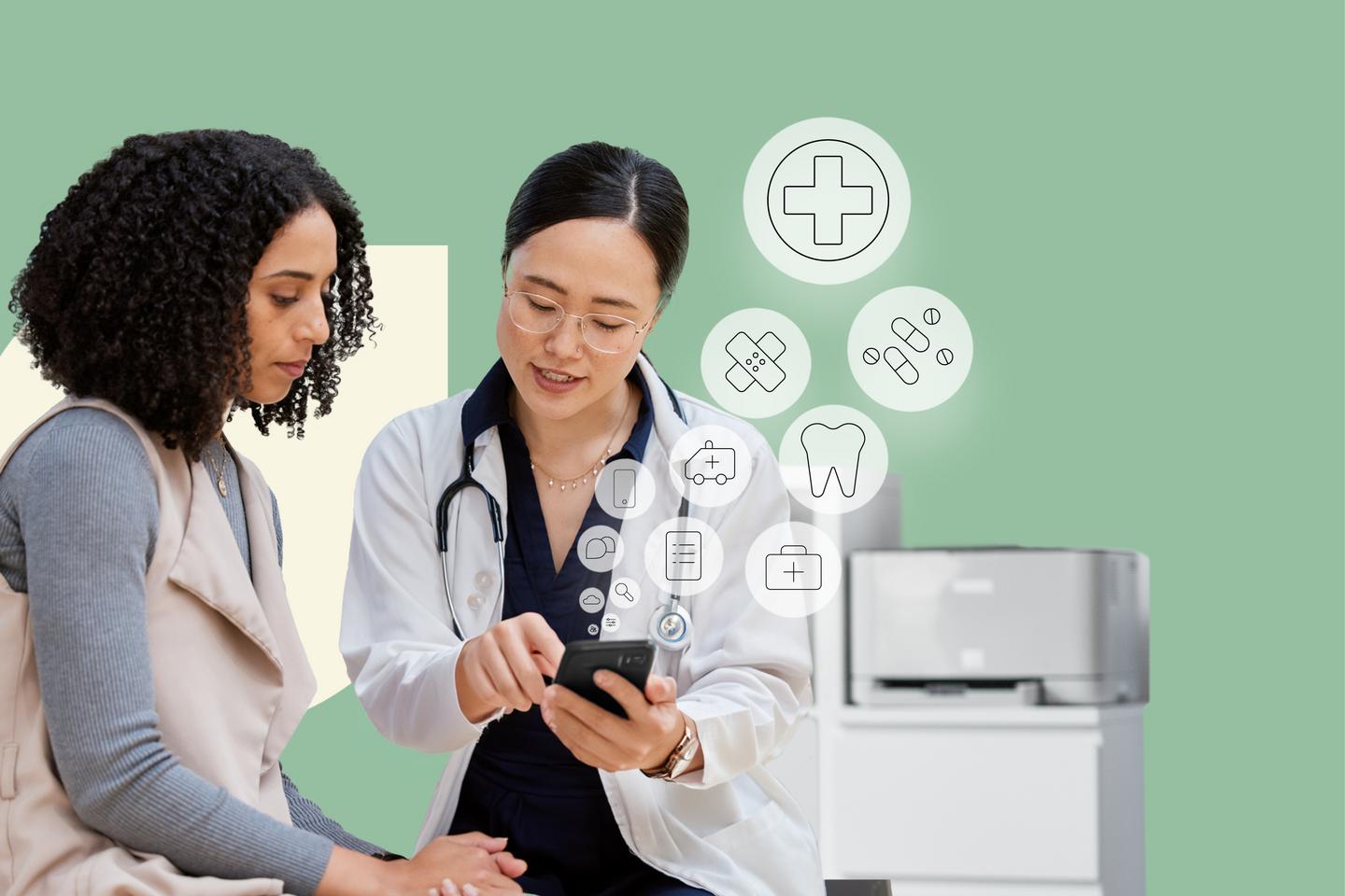 Ärztin erklärt einer Patientin etwas auf dem Smartphone Ärztin erklärt einer Patientin etwas auf dem Smartphone