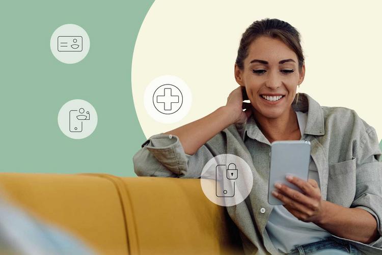 GesundheitsID - Frau auf dem Sofa schaut auf ihr Smartphone Die GesundheitsID: Ihr digitaler Ausweis für die ePA